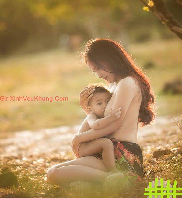 Ảnh chụp lén girl xinh cho con bú